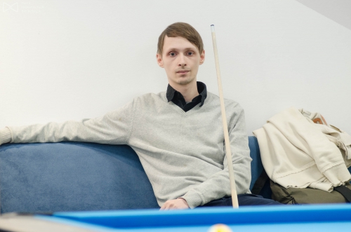 Это Джокер. Удивительно спокоен, почти меланхоличен